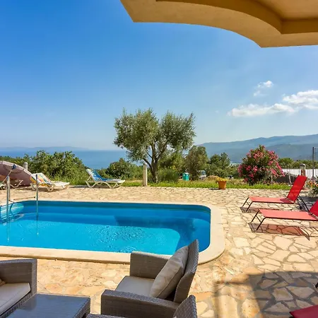 Ad Maiora With Shared Pool דירה *