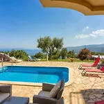 Ad Maiora With Shared Pool Apartman *