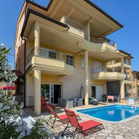 Apartman Ad Maiora With Shared Pool