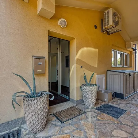 Ad Maiora With Shared Pool Apartman