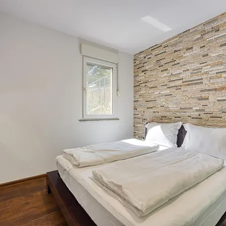 Ad Maiora With Shared Pool Appartamento Rabac